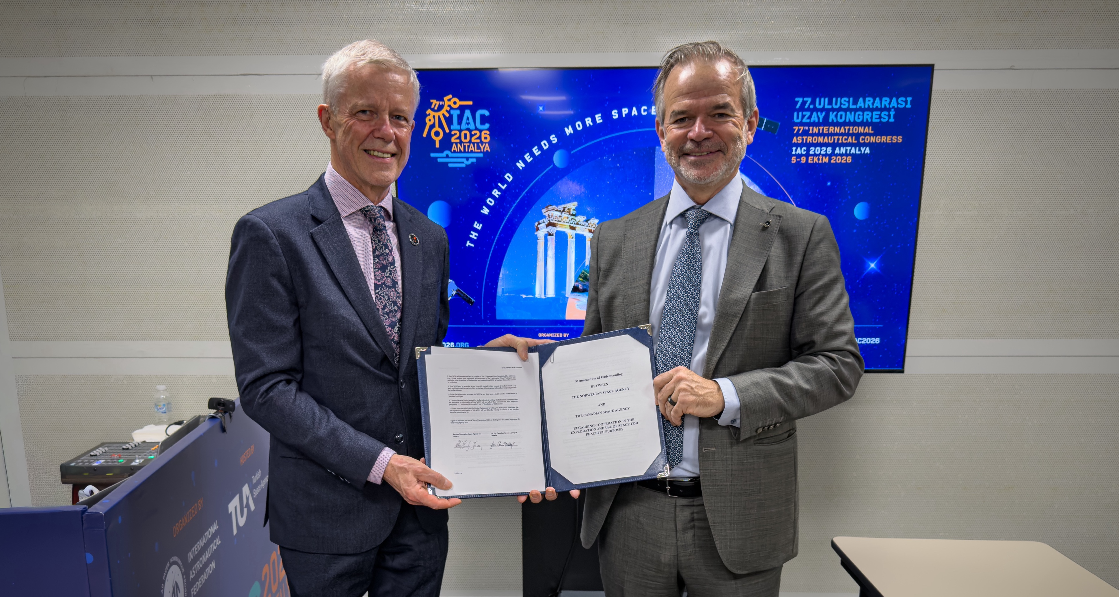 Presidenten i den kanadiske romorganisasjonen CSA, Jean-Claude Piedboeuf (t.v), og administrerende direktør for Direktoratet for romvirksomhet, Christian Hauglie-Hanssen, etter signeringen av avtalen.