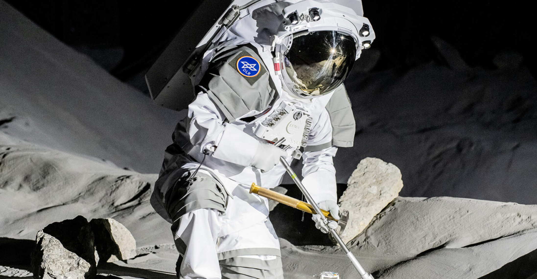 I LUNA kan astronauter øve seg på å ta prøver av stein og bore i den kunstige måneoverflaten ned til tre meters dyp.