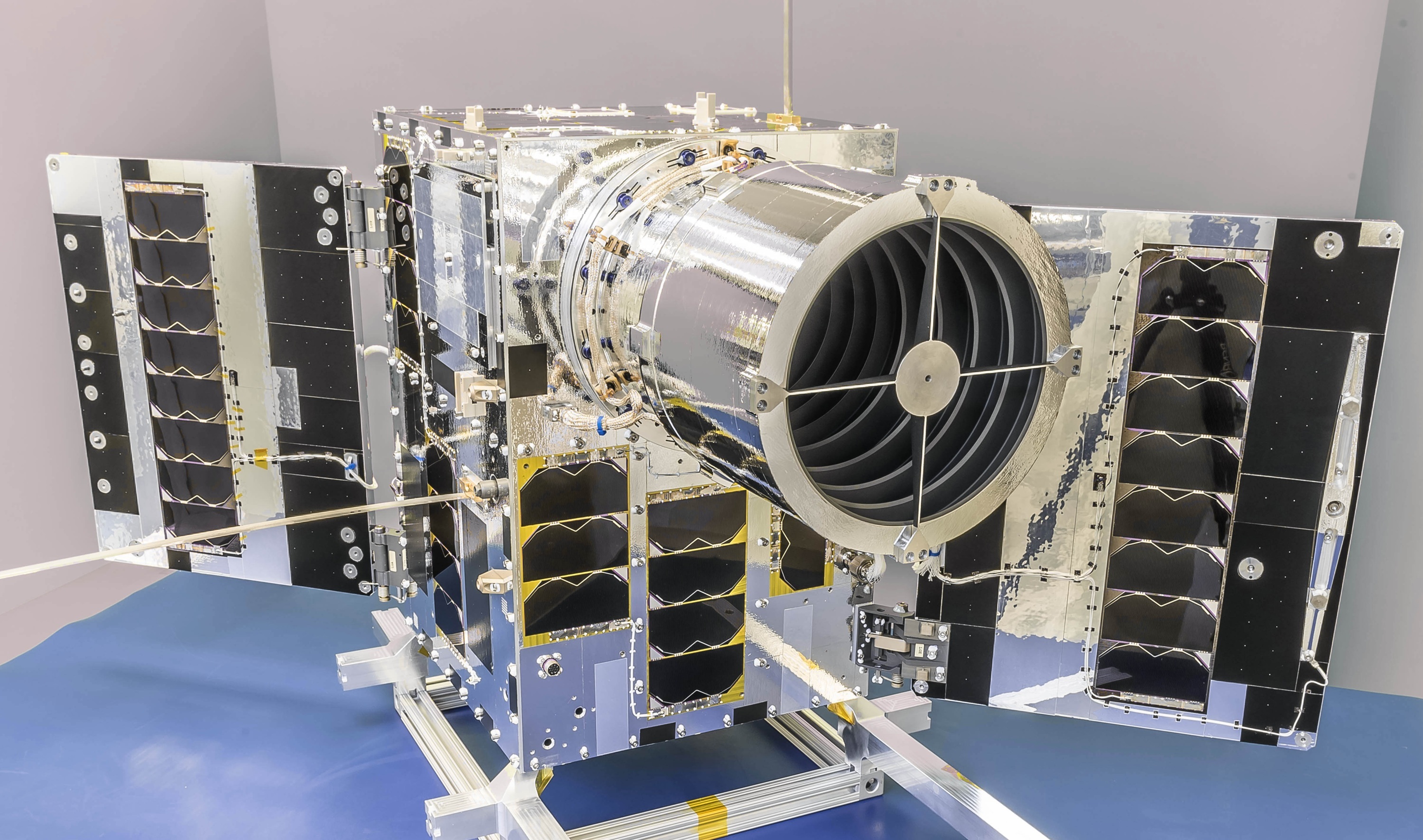 Slik ser den nye nasjonale satellitten NorSat-4 ut. Den skal overvåke skipstrafikk, og teste satellittkryptering og lavlyskamera for havovervåking.