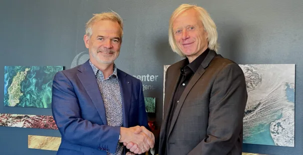 The agreement between The Norwegian Space Agency and KSAT was signed by Christian Hauglie-Hanssen (left) og Rolf Skatteboe.