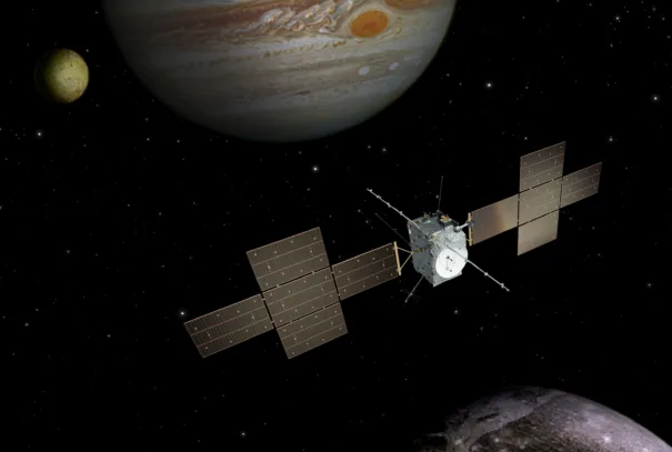 Illustrasjon av romsonden Juice på vei mot Jupiter. Dreiemekanismene til solcellepanelene er laget av KDA.