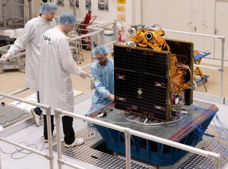 Arctic Weather Satellite under sammensetting og testing hos ESA i Nederland.