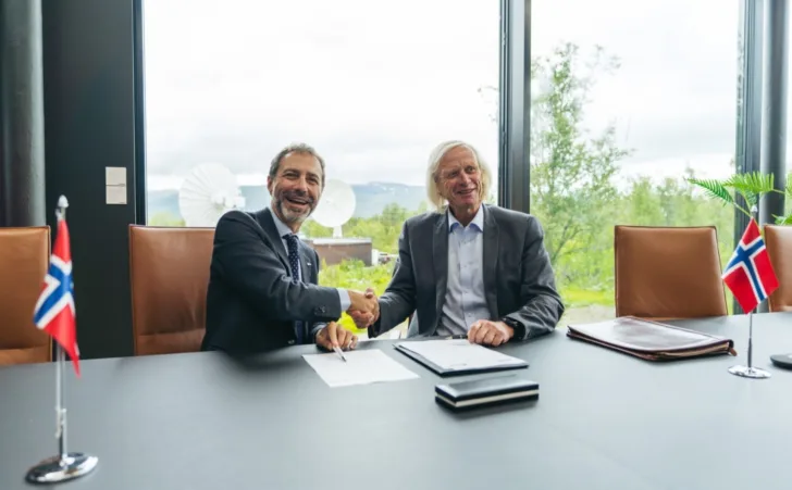 Avtalen om å åpne ESA Phi Lab Norway ble signert i Tromsø i juli 2024 av (t.v.) Luca del Monte, Leder for kommersialiseringsavdelingen i ESA og Rolf Skatteboe, Administrerende direktør i KSAT.
