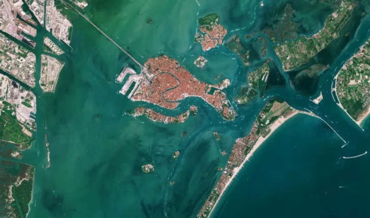 Satellittbilde av skip i lagunen rundt Venezia
