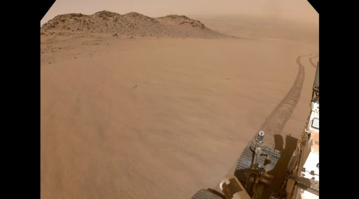 Perseverance med Rimfax og sporene etter turen opp kanten av Jezero-krater den 10. desember 2024.