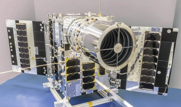 Slik ser den nye nasjonale satellitten NorSat-4 ut. Den skal overvåke skipstrafikk, og teste satellittkryptering og lavlyskamera for havovervåking.