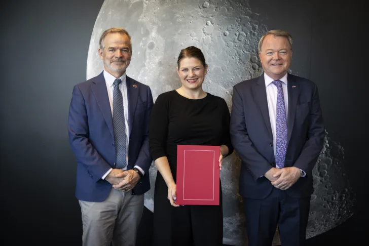 Minister of Trade and Industry, Cecilie Myrseth, has just signed the Artemis Accords on behalf of Norway. Present at the signing were also the Director General of the Norwegian Space Agency, Christian Hauglie-Hanssen (left), and the Chargé d’Affaires at the U.S. Embassy, Robert Needham.