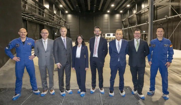 Lederen for bemannet utforskning ved ESA og lederne for bedriftene som bygger Argonaut, med to av ESAs astronauter.