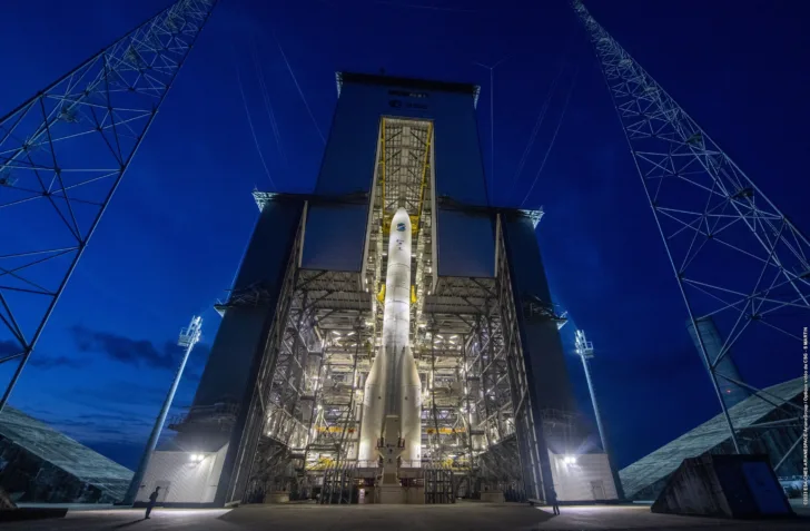 En Ariane 6 rulles ut til oppskytingsrampen.