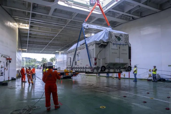 FLEX og Sentinel-3C fraktes til rombasen i Kourou i Franks Guyana.