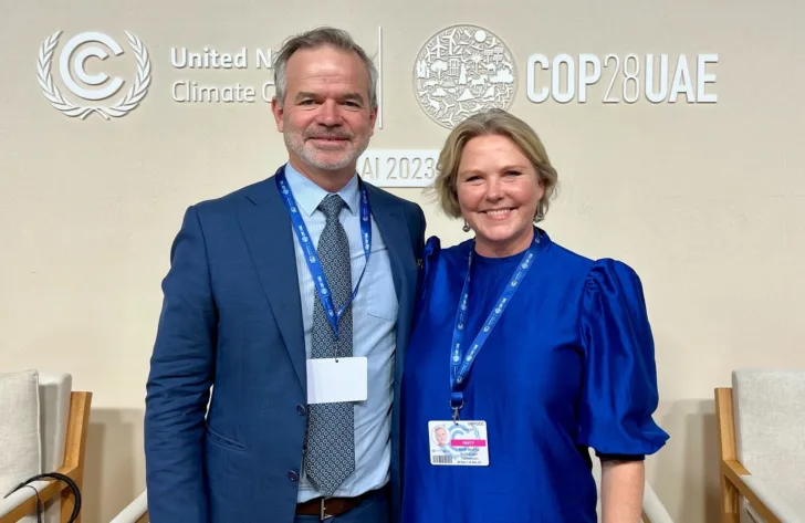 Christian Hauglie-Hanssen med utviklingsminister Anne Beathe Tvinnereim på COP28 i desember 2023.