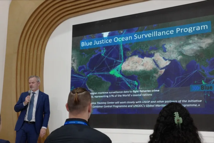 Christian Hauglie-Hanssen holdt presentasjon på COP28 om Blue Justice Surveillance Program, det norske initiativet for deling av satellittdata mot fiskerikriminalitet.
