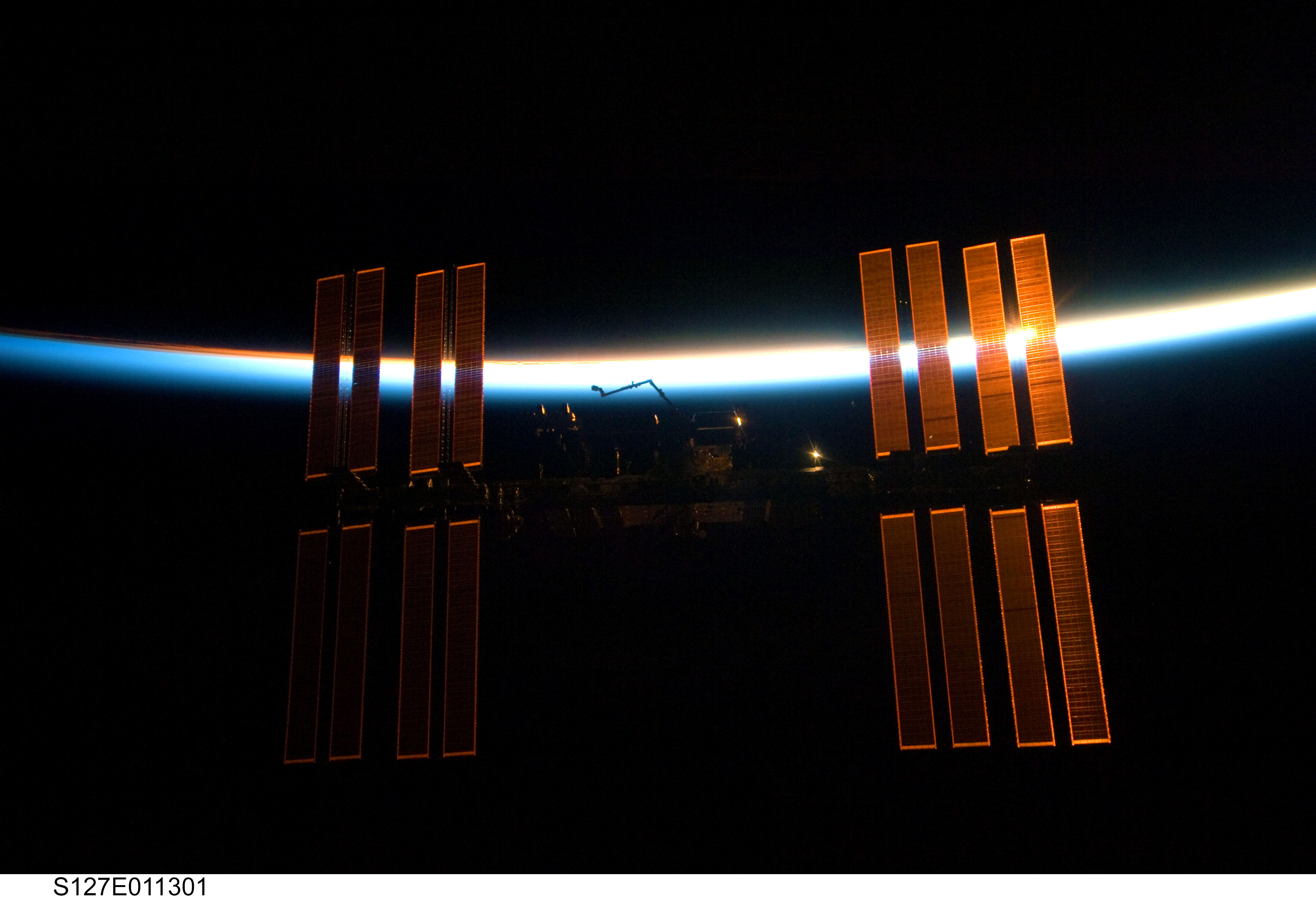 Romstasjonen i mørke.