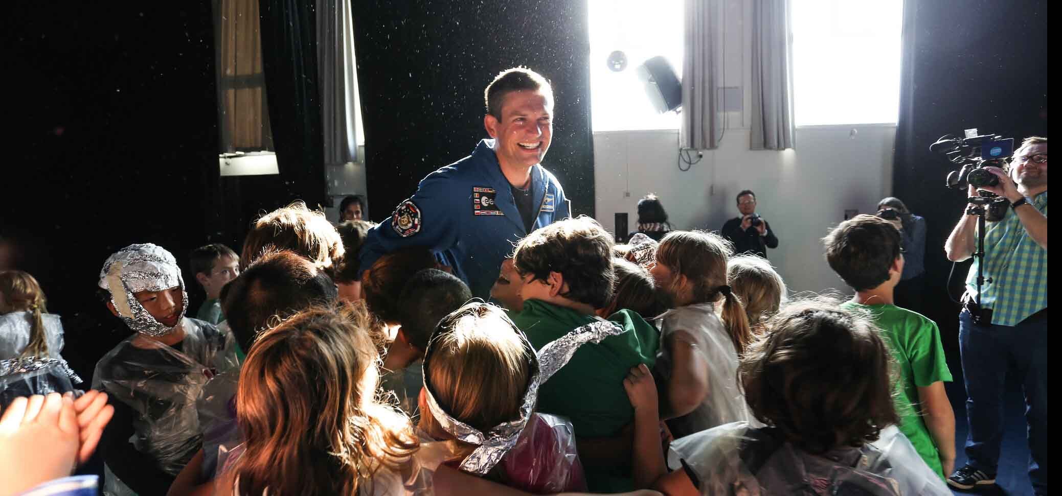 ESAs danske astronaut Andreas Mogensen får besøk av skoleklasser.