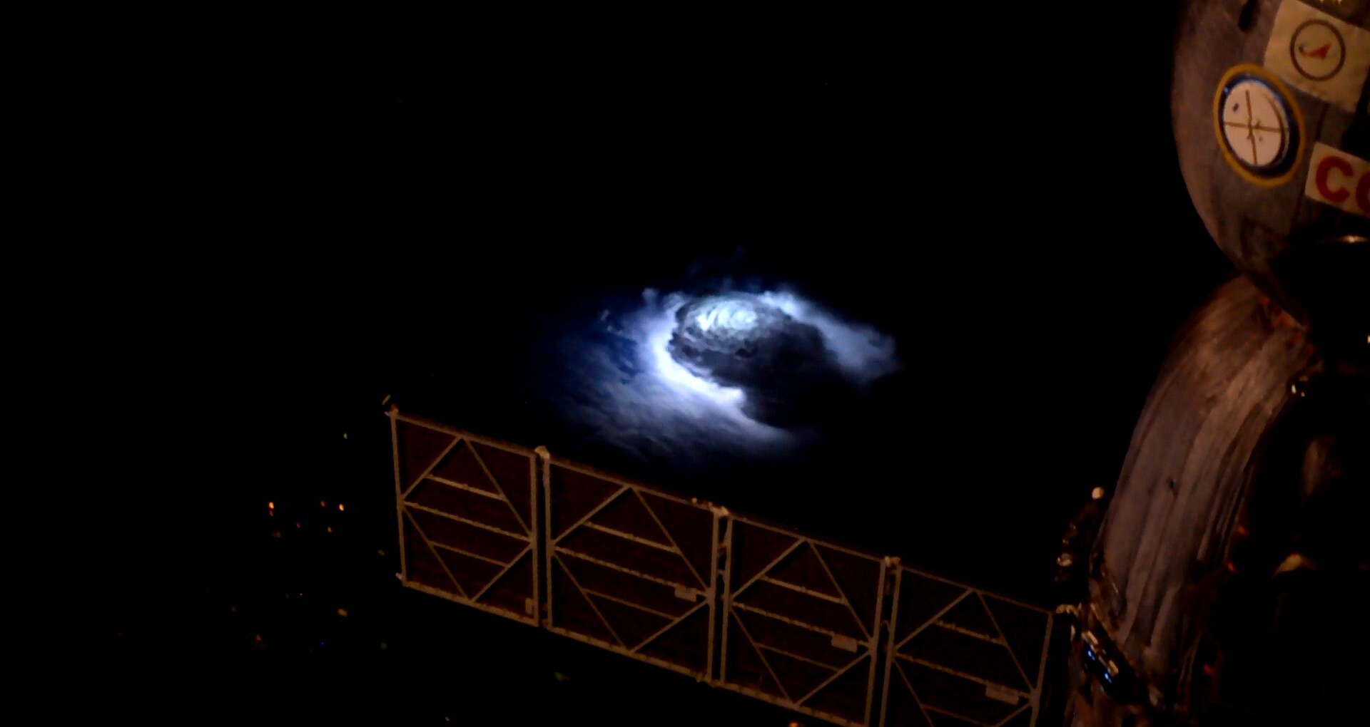 Sjeldne blå lyn har blitt filmet fra romstasjonen.