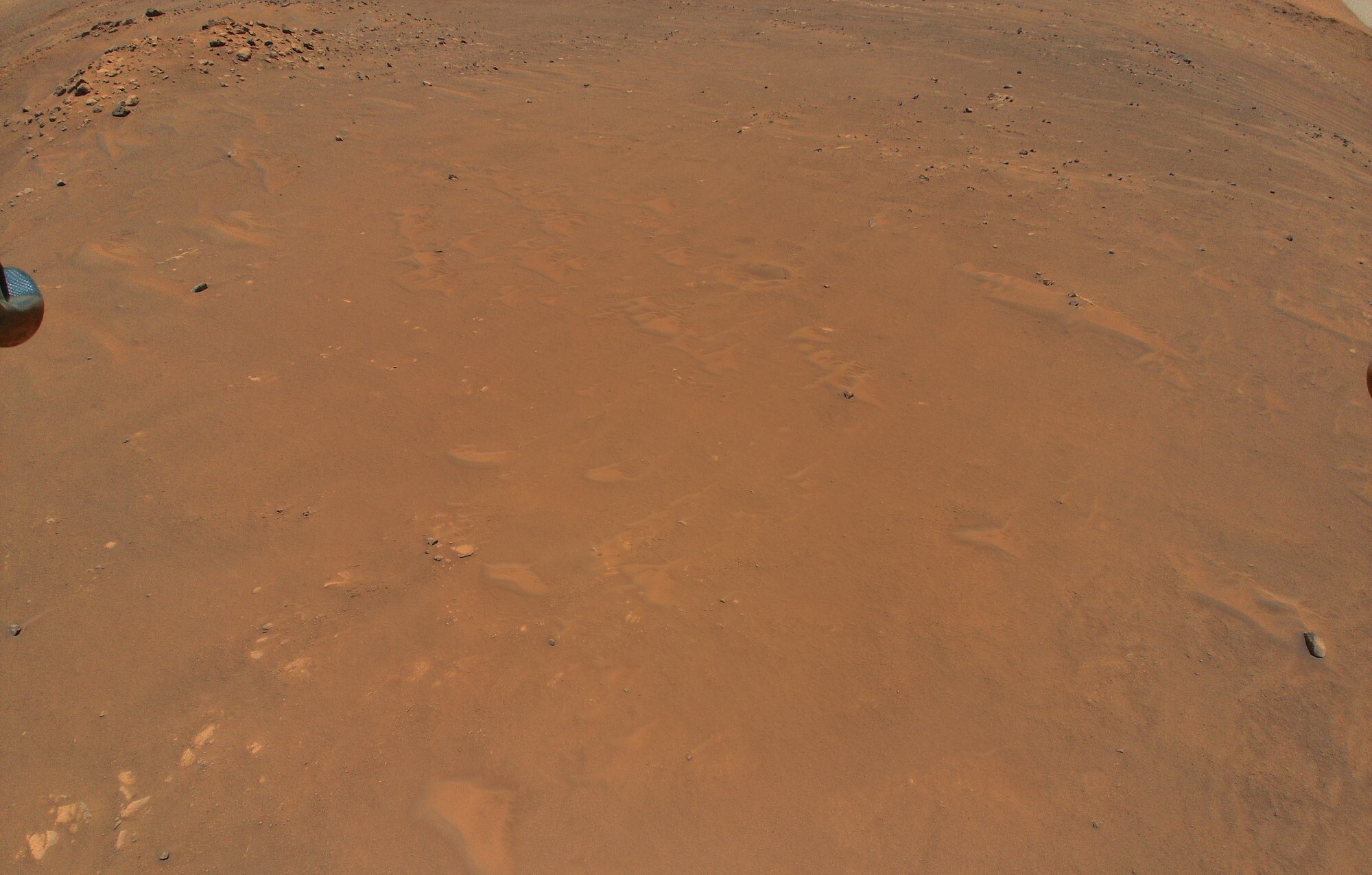 Bilde fra overflaten på Mars tatt av minihelikopteret Ingenuity.