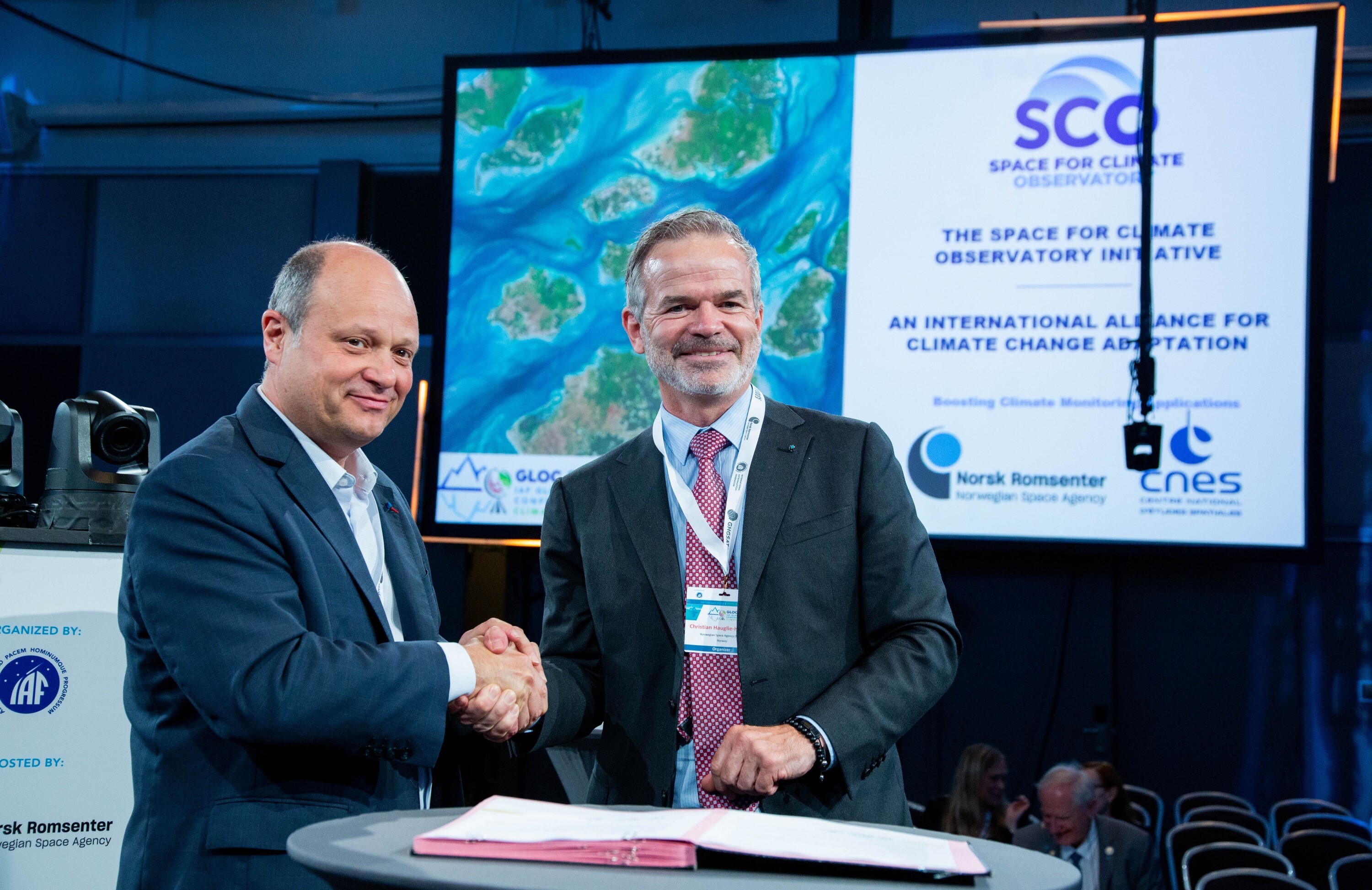 Christian Hauglie-Hanssen (til høyre), administrerende direktør ved Norsk Romsenter, underskrev avtalen Space for Climate Observatory sammen med Lionel Suchet, administrerende direktør ved den franske romorganisasjonen CNES.