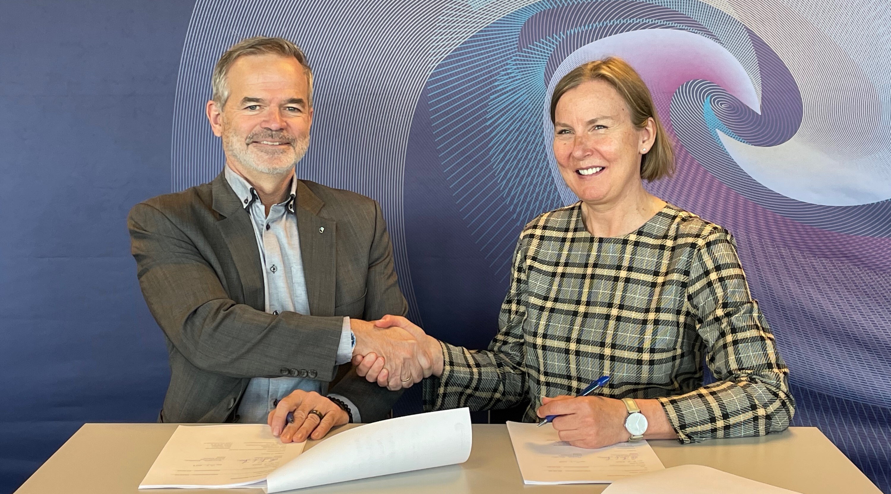 Administrerende direktør for Norsk Romsenter, Christian Hauglie-Hanssen og Administrerende direktør for DSB, Elisabeth S. Aarsæther, signerer avtalen.