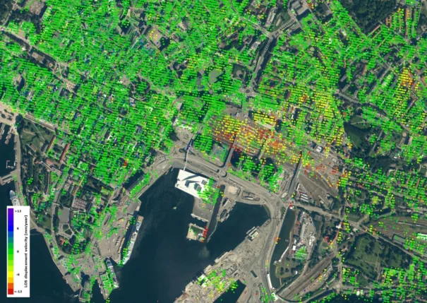 Nedsynking (gult, oransje, rødt) rundt sentralbanestasjonen i Oslo. Grønt viser ingen bevegelse. Foto: Contains modified Copernicus Sentinel data (2014–16)/ESA SEOM INSARAP study/InSAR Norway project/NGU/Norut/PPO.labs