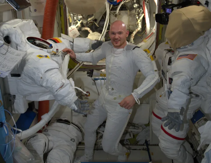 ESAs tyske astronaut Alexander Gerst i undertøyet astronautene har på seg under romdrakten.