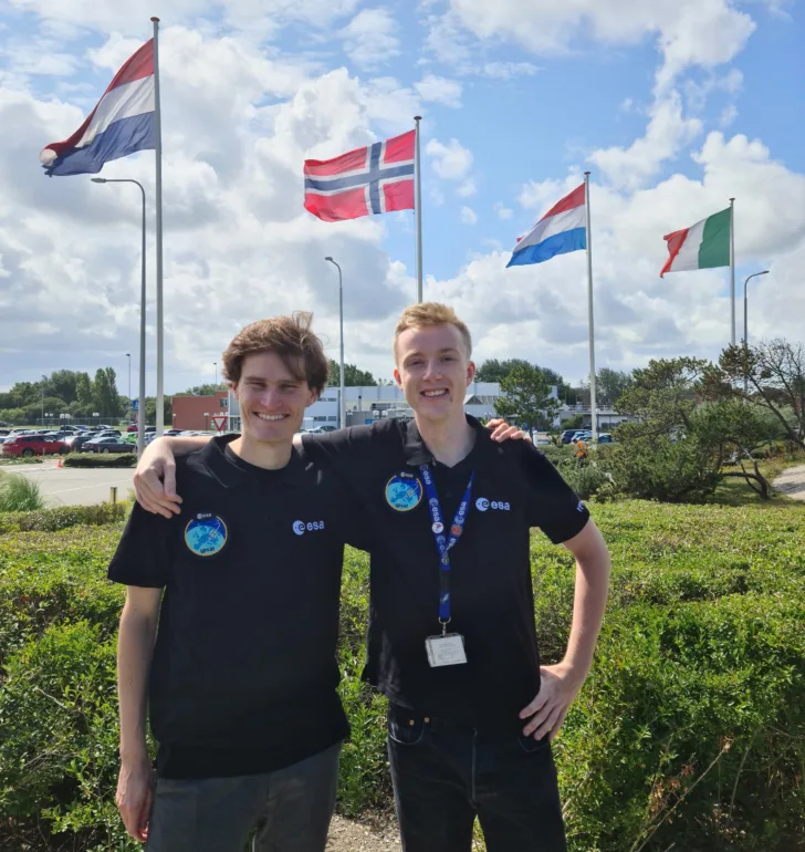 Lasse Fredagsvik og Vegard Vaglid er to av de norske nyutdannete som jobber med YPSat hos ESA.