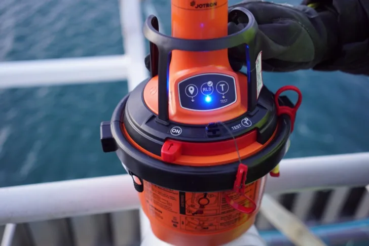 Ny type nødpeilesender fra Jotron som kan sende nødsignaler til Cospas-Sarsat og få tilbakemelding fra Galileo.