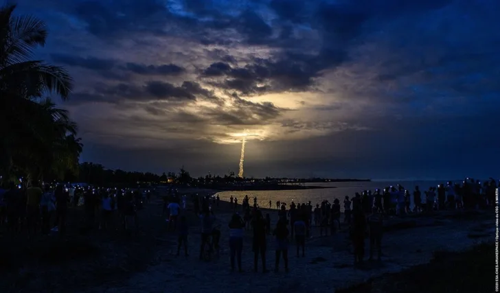 Oppskyting med Ariane 5 den 15. august 2020 ble sett av flere tilskuere på stranden i Kourou.