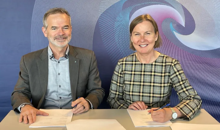 Christian Hauglie-Hanssen, administrerende direktør for Norsk Romsenter, signerte avtalen med DSB sammen med Elisabeth Aarsæther, administrerende direktør for Direktoratet for samfunnssikkerhet og beredskap. Foto: NRS 