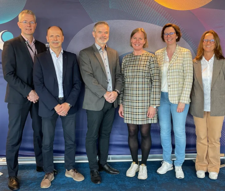 Fagsjef Rune Sandbakken, avdelingsdirektør Steinar Thomsen og administrerende direktør Christian Hauglie-Hanssen fra Norsk Romsenter, og administrerende direktør Elisabeth Aarsæther, nødnett-direktør Eline Palm Paxal og fagdirektør innen strategi Nina Myren fra DSB.