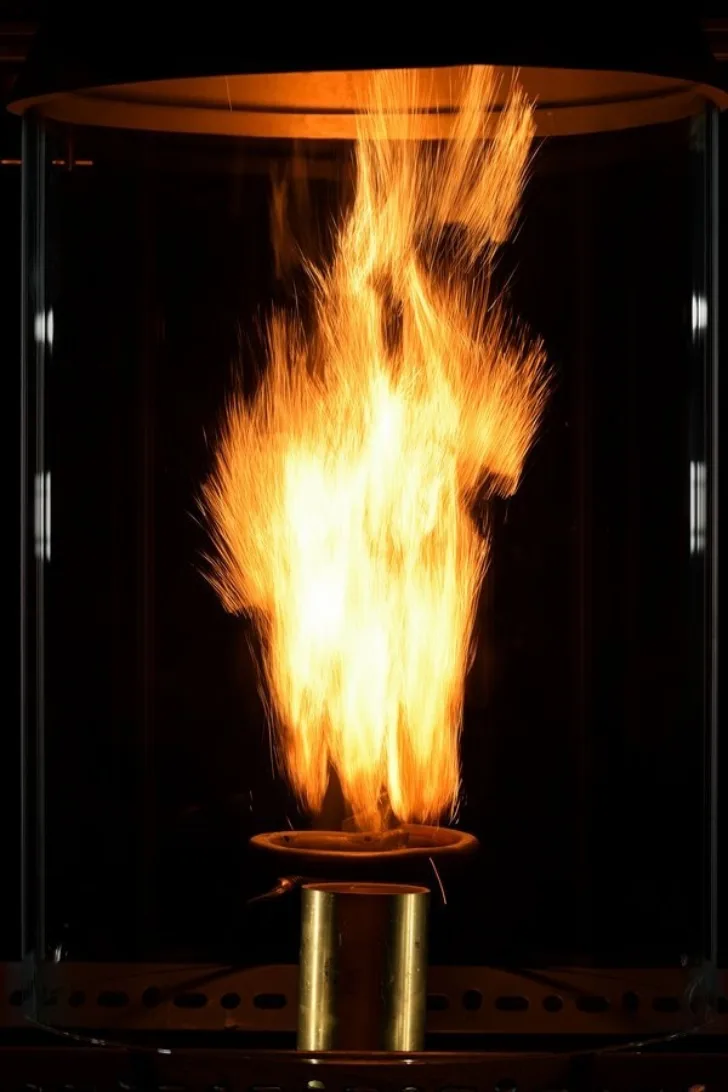 Slik brenner jern i pulverform, som kan bli en CO2-fri energikilde på jorda og i rommet.