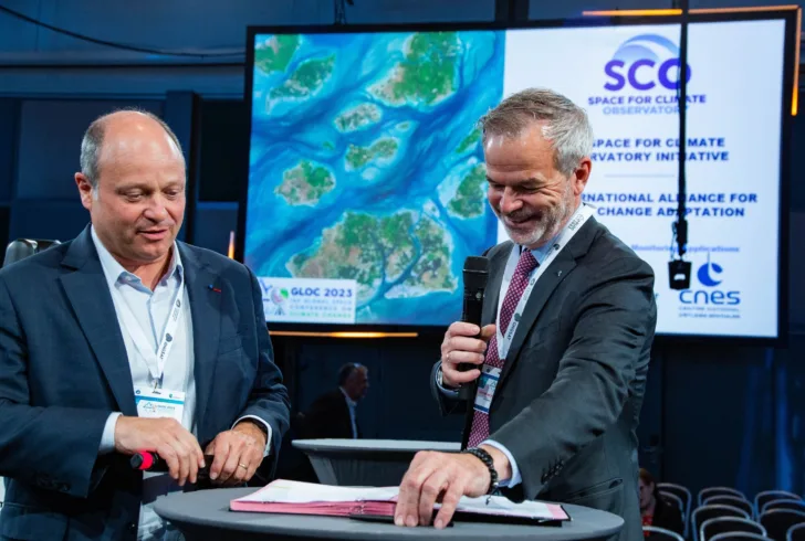 Christian Hauglie-Hanssen (til høyre), administrerende direktør ved Norsk Romsenter, underskrev avtalen Space for Climate Observatory sammen med Lionel Suchet, administrerende direktør ved den franske romorganisasjonen CNES.