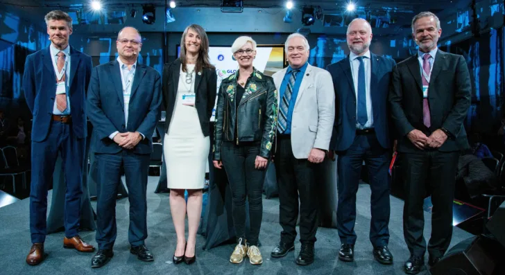 Deltakerne på den tredje paneldebatten på GLOC 2023. Fra venstre: Einar Bjørgo (FN), Lionel Suchet (CNES), Emma Gatti (Moderator), Anke Kaysser Pyzalla (DLR), Eric Laliberté (CSA), Phil Evans (EUMETSAT) og Christian Hauglie-Hanssen (Norsk Romsenter).