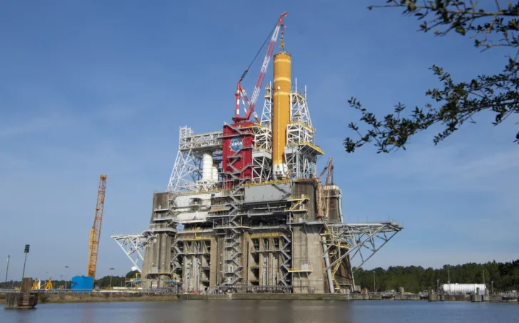 Space Launch System (SLS) er NASAs nye store bærerakett som skal skyte opp romfartøy til månen og lenger ut i rommet. Her før fyringstest. Foto: NASA