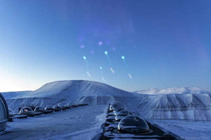 NASAs sonderakett C-REX 2A slapp ut 20 små beholdere med ulike gasser i atmosfæren for å lage kunstig nordlys. Foto: Mikko Syrjäsuo/UNIS