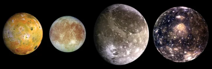 Jupiters måner (f.v.) Io, Europa, Ganymedes og Callisto.