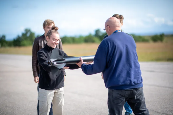 Space Camp på Andøya skyter opp en CanSat, en satellitt på størrelse med en brusboks, ved hjelp av sonderakett.