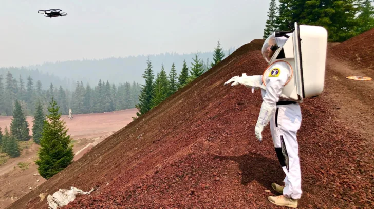 Under felttest for NASA Haughton-Mars Project i 2021 ble nye teknologier for bemannet utforsking av månen og Mars utprøvd i Oregon. Her er Magnus Arveng ved Ntention i romdrakt fra Collins Aerospace for analoge tester under innsamling av prøve vha drone og Ntention Astronaut Smart Glove.