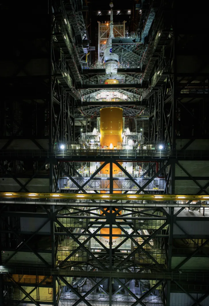 Orion på toppen av Space Launch System er mer enn 100 meter høy. 