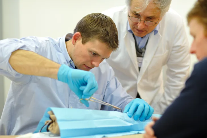 ESAs danske astronaut Andreas Andreas måtte blant annet lære å sy i hud og trekke tenner for å kunne reise til romstasjonen.