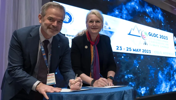 Christian Hauglie-Hanssen signerte avtalen om GLOC 2023 på vegne av Norsk Romsenter. 