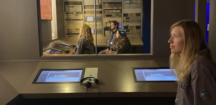 På Andøya Space Camp bygger deltakerne sin egen rakett og skyter den opp. De får også forelesninger om romforskning og rombransjen.