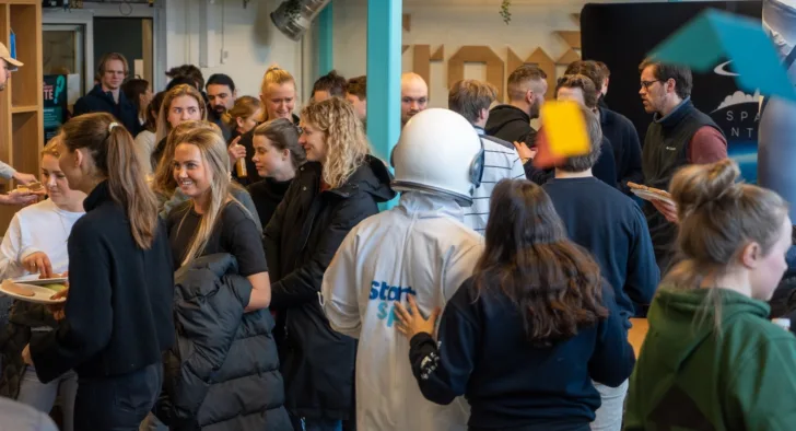 Trangt om plassen på Start Space sin tekniske utstillinge med stands fra rombransjen.