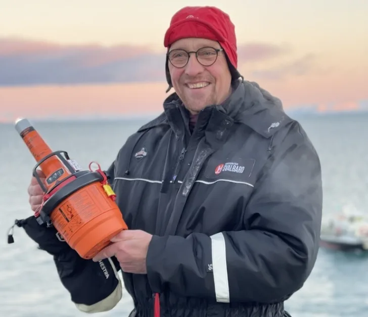 Kjell Arne Aarmo ved Norsk Romsenter med nødpeilesenderen fra Jotron som testet svarmelding fra Galileo.