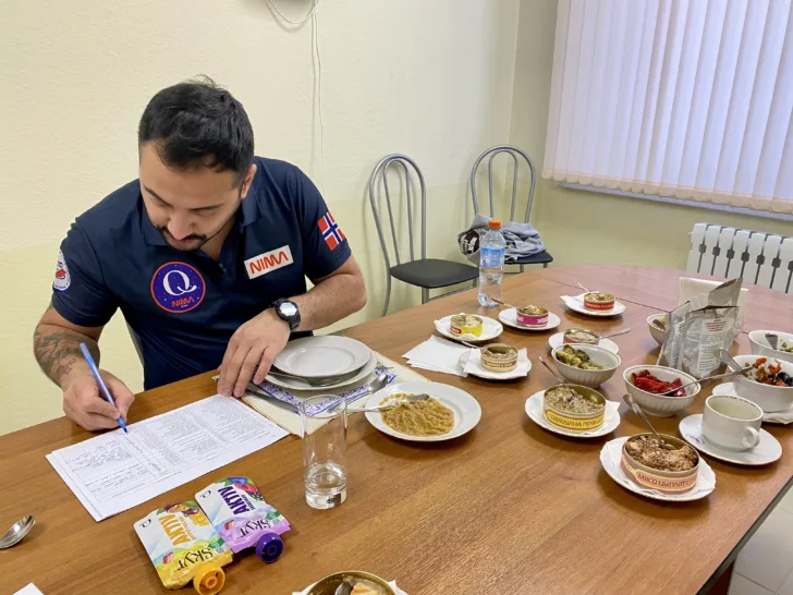 Nima prøvesmaker rom-mat for å tilpasse egen meny.