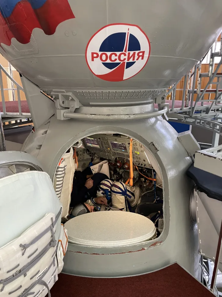 Nima øver i simulatoren til Soyuz-fartøyet.