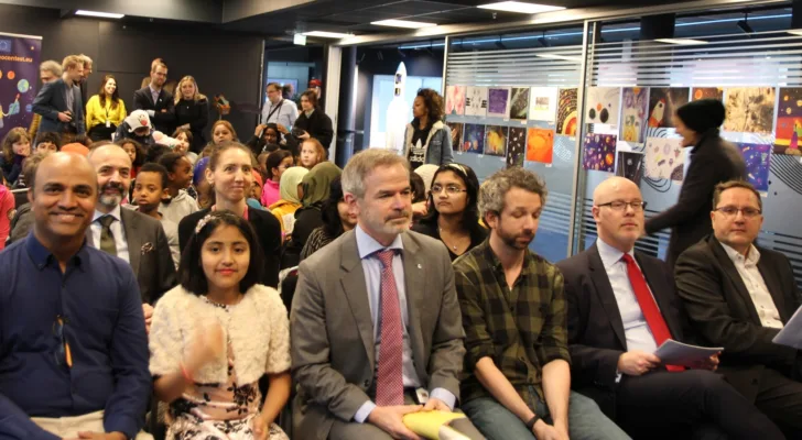 Shriya med familien sin, æresgjester og skoleklasser fra Tøyen på prisutdeling hos Norsk Romsenter. Foto: Norsk Romsenter.