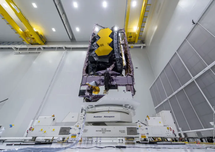 Det enorme James Webb-teleskopet klargjøres før oppskyting.