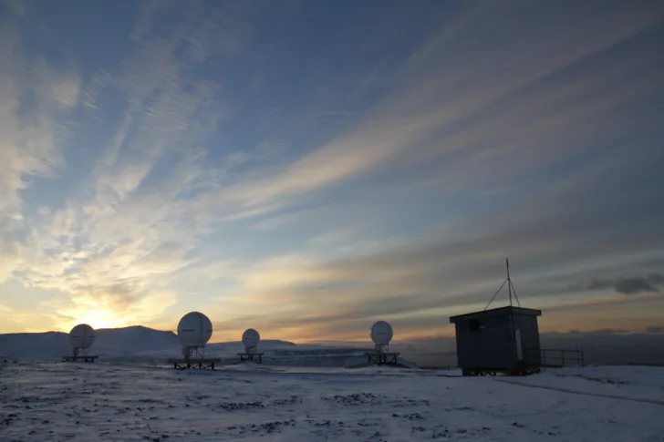 MEOLUT-stasjonen på Svalbard er en del av det internasjonale søk- og redningsprogrammet Cospas-Sarsat.