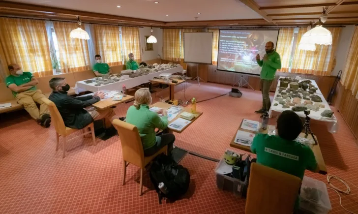 Under Pangaea får astronautene først teoretisk opplæring i geologi, før det blir felttur ulike steder i Europa.