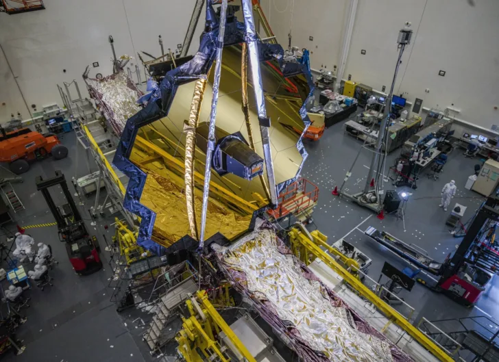 Det nye romteleskopet James Webb skal ta over for Hubble. Her settes speilet på plass over resten av teleskopet.